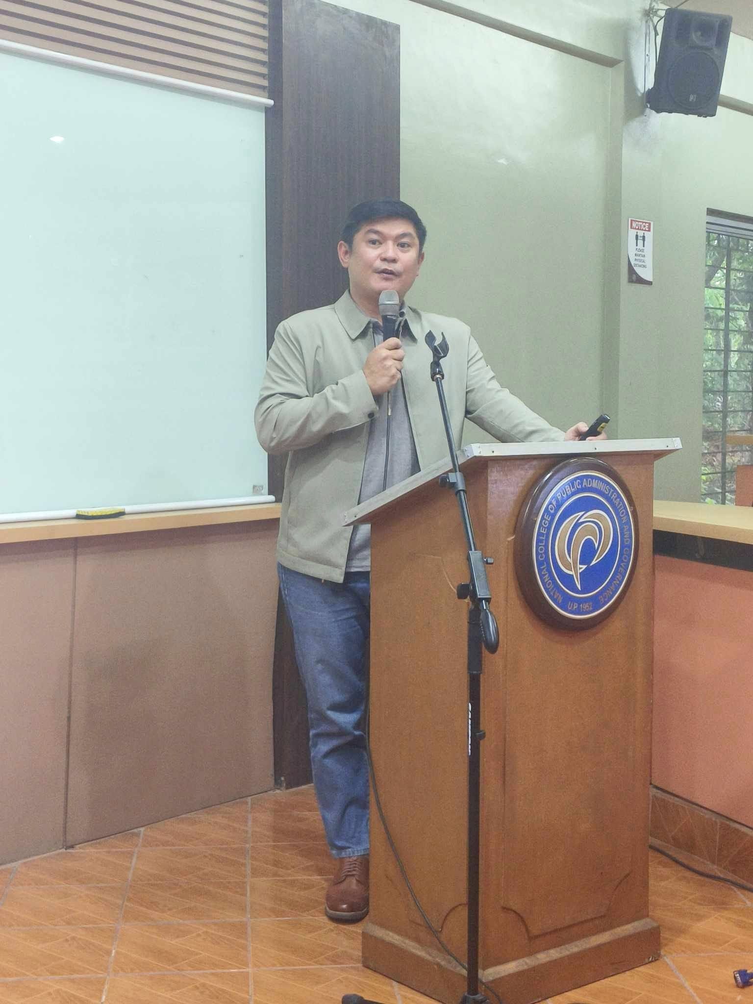 About 2 RM Nisperos delivering a guest lecture at the UP National College of Public Administration and Governance (NCPAG)